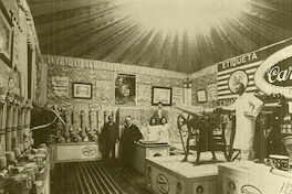 7. Augusto Carozzi en el stand de su empresa en Valparaíso, 1925.