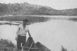 4. Construcción de una canoa, hacia 1945.