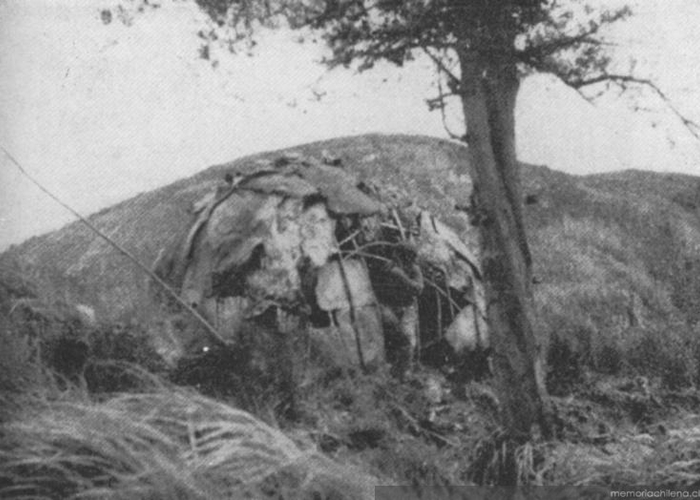 5. Choza kawéskar, hacia 1945.