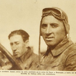 5. Aladino Azzari, en el volante, y su mecánico. Año 1927.